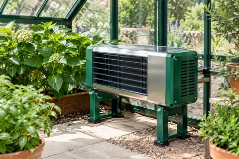 Chauffage de serre Bio Green Phoenix posé sur ses supports parmi des plantes sous abri