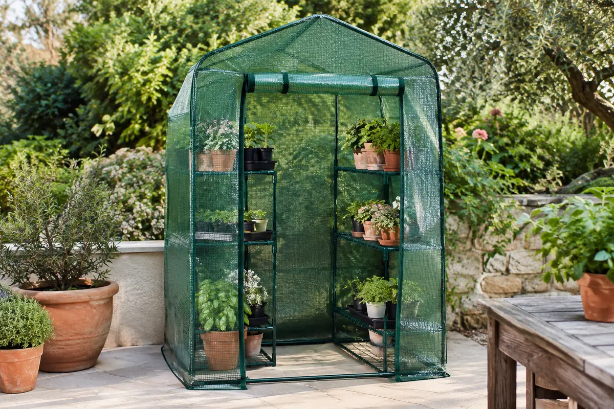 Serre de balcon à bâche verte avec porte zippée et deux étagères garnies de jeunes plants